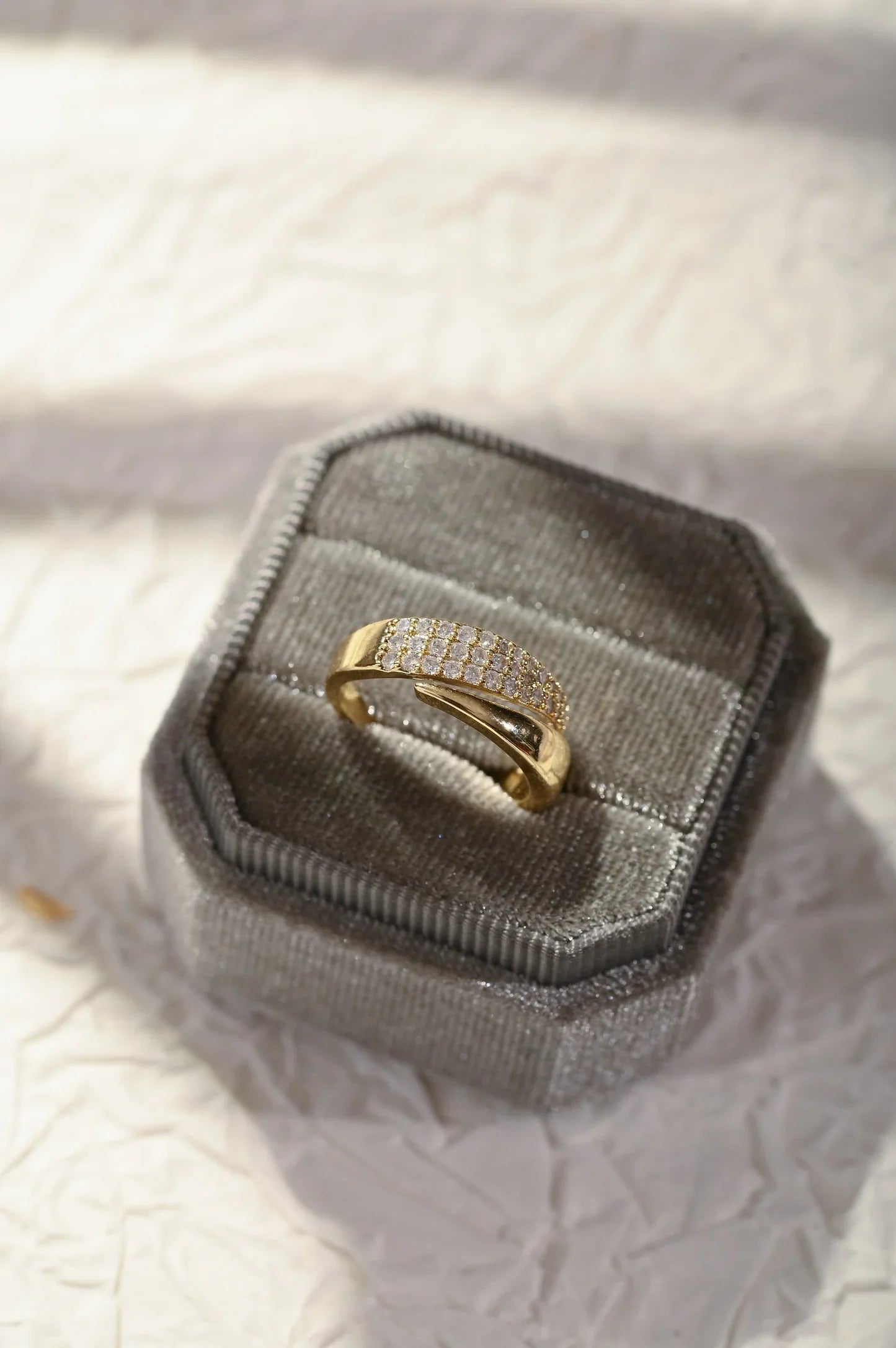 Elegante Gouden Ring met Fonkelstenen (1+1 GRATIS)